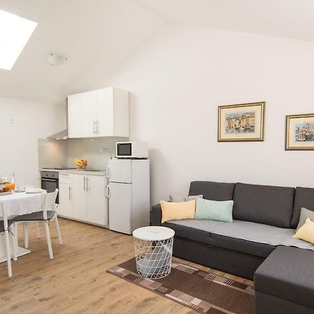 Apartment Bruneta 1 With Sea View Tar-Vabriga Eksteriør billede