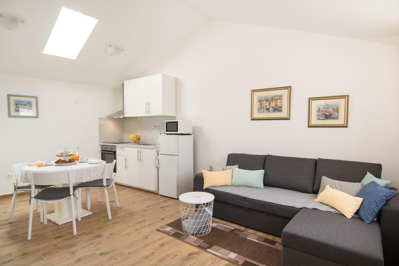 Apartment Bruneta 1 With Sea View Tar-Vabriga Eksteriør billede