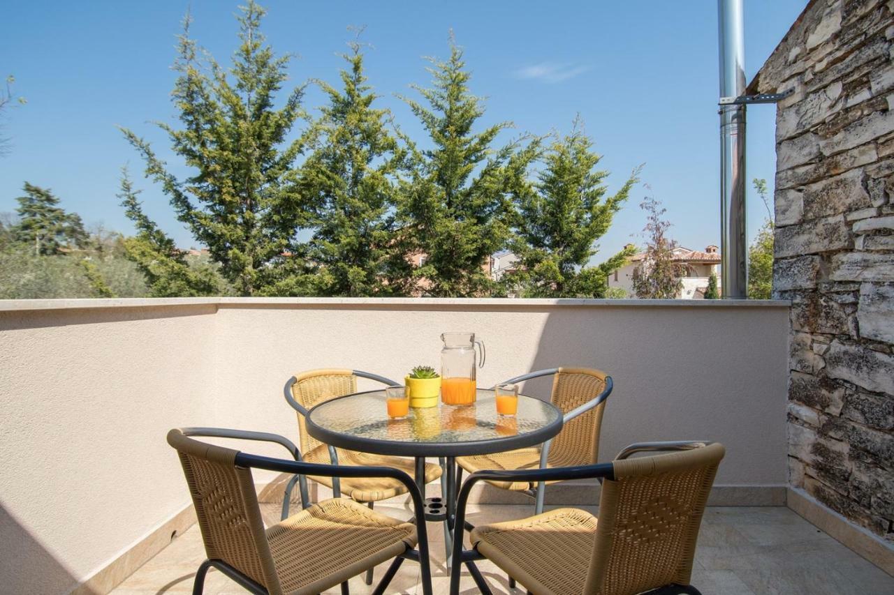 Apartment Bruneta 1 With Sea View Tar-Vabriga Eksteriør billede