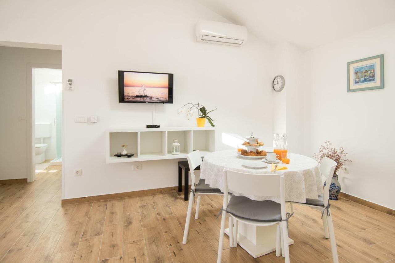 Apartment Bruneta 1 With Sea View Tar-Vabriga Eksteriør billede