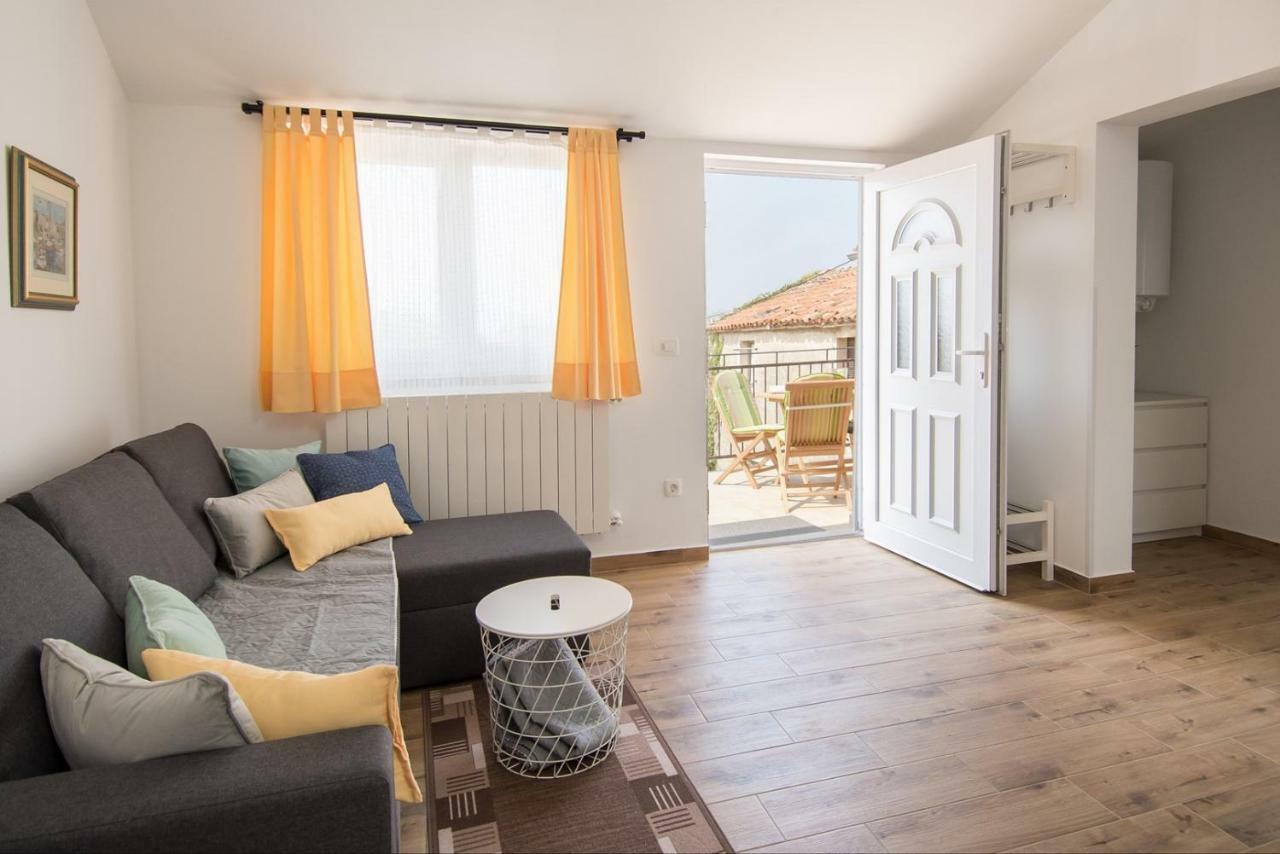 Apartment Bruneta 1 With Sea View Tar-Vabriga Eksteriør billede