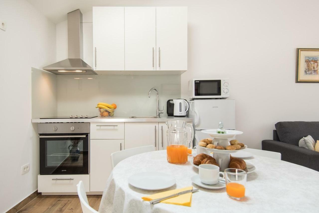 Apartment Bruneta 1 With Sea View Tar-Vabriga Eksteriør billede