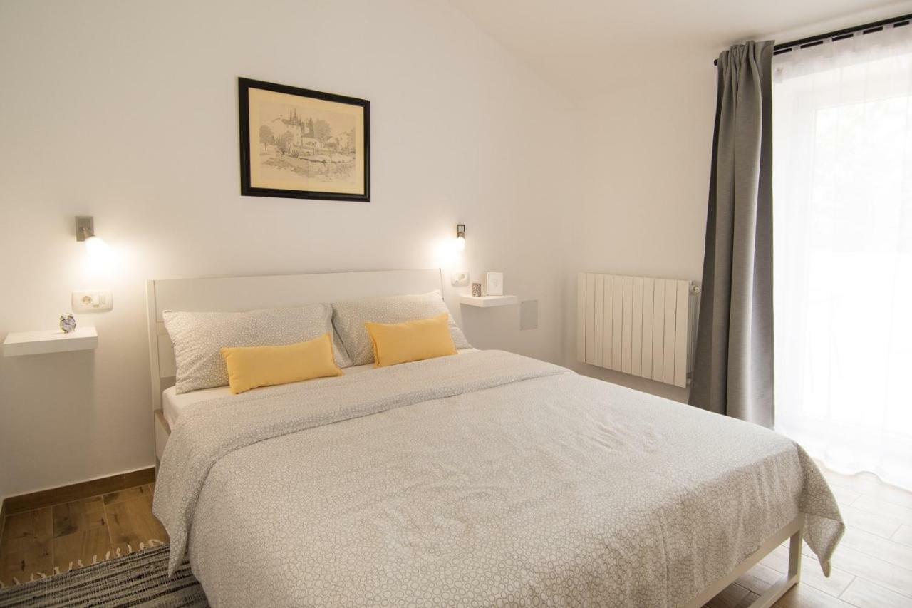 Apartment Bruneta 1 With Sea View Tar-Vabriga Eksteriør billede