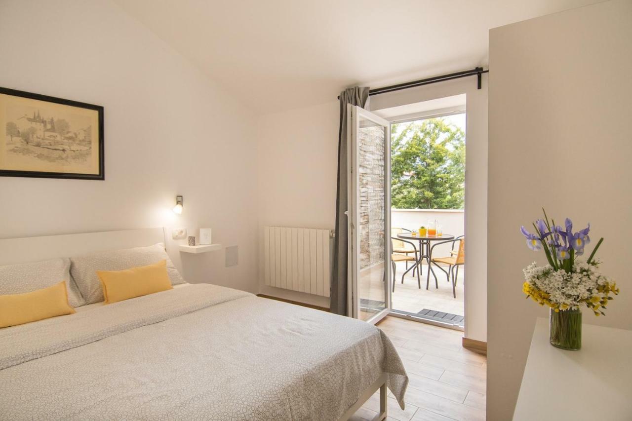 Apartment Bruneta 1 With Sea View Tar-Vabriga Eksteriør billede