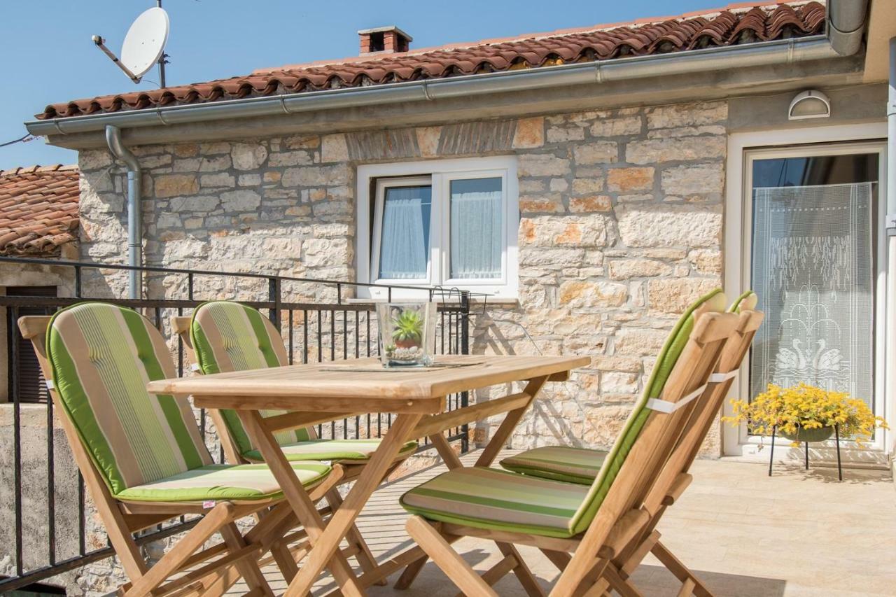 Apartment Bruneta 1 With Sea View Tar-Vabriga Eksteriør billede