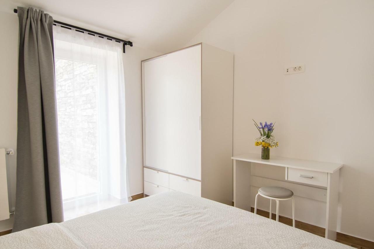 Apartment Bruneta 1 With Sea View Tar-Vabriga Eksteriør billede