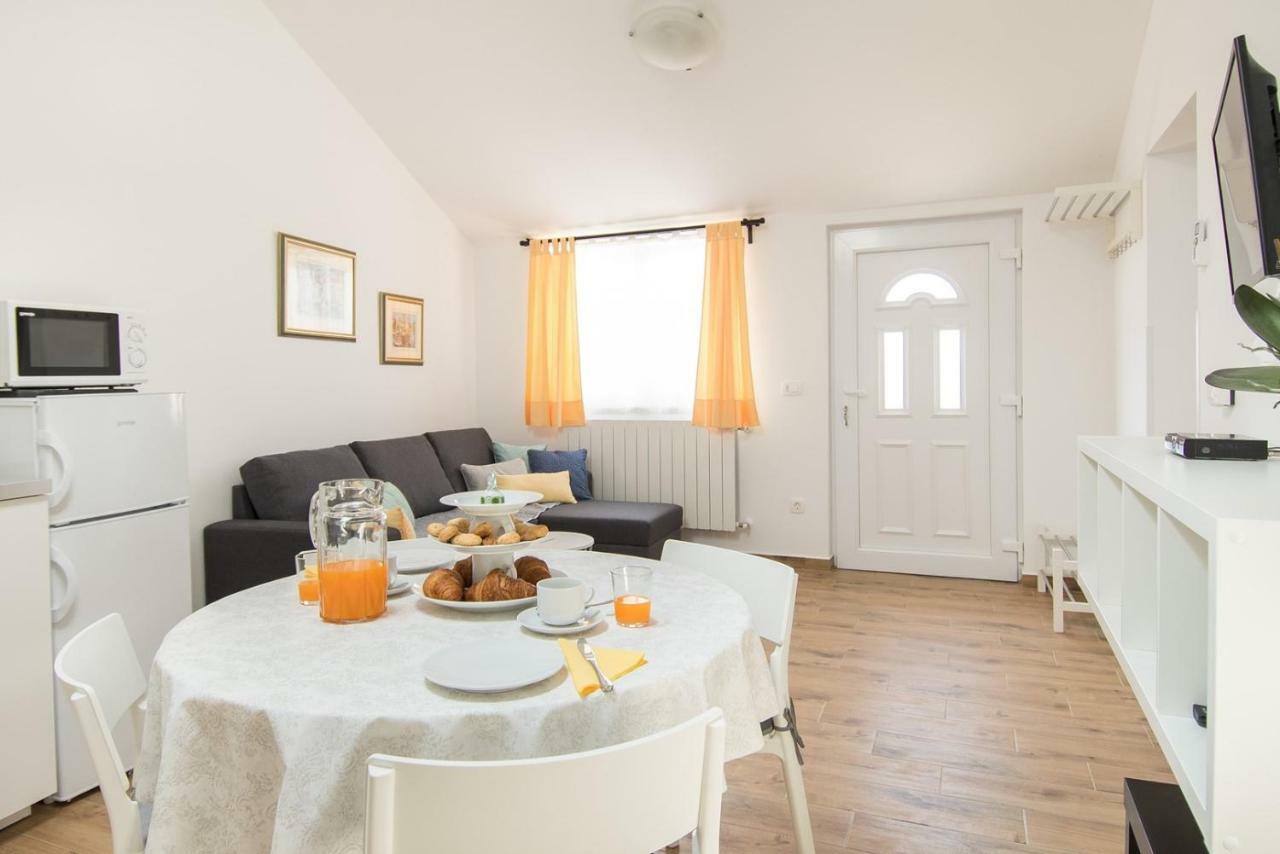 Apartment Bruneta 1 With Sea View Tar-Vabriga Eksteriør billede