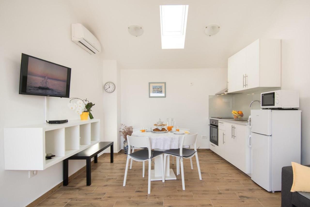 Apartment Bruneta 1 With Sea View Tar-Vabriga Eksteriør billede