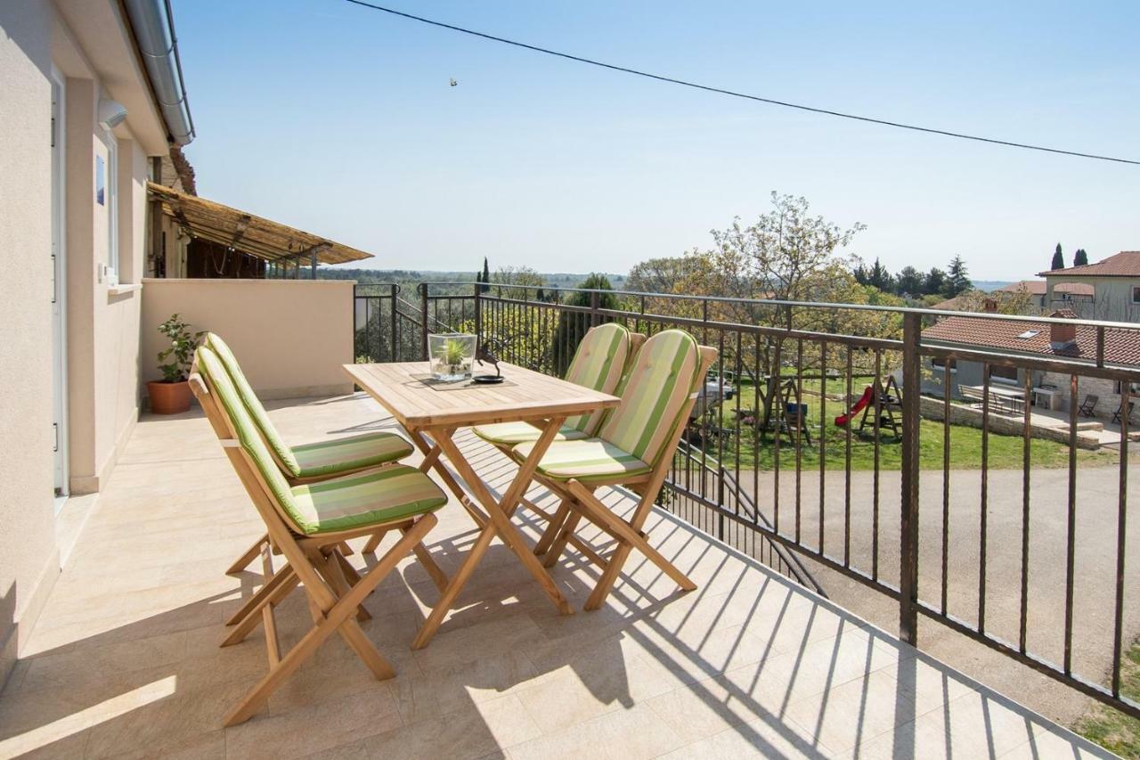 Apartment Bruneta 1 With Sea View Tar-Vabriga Eksteriør billede